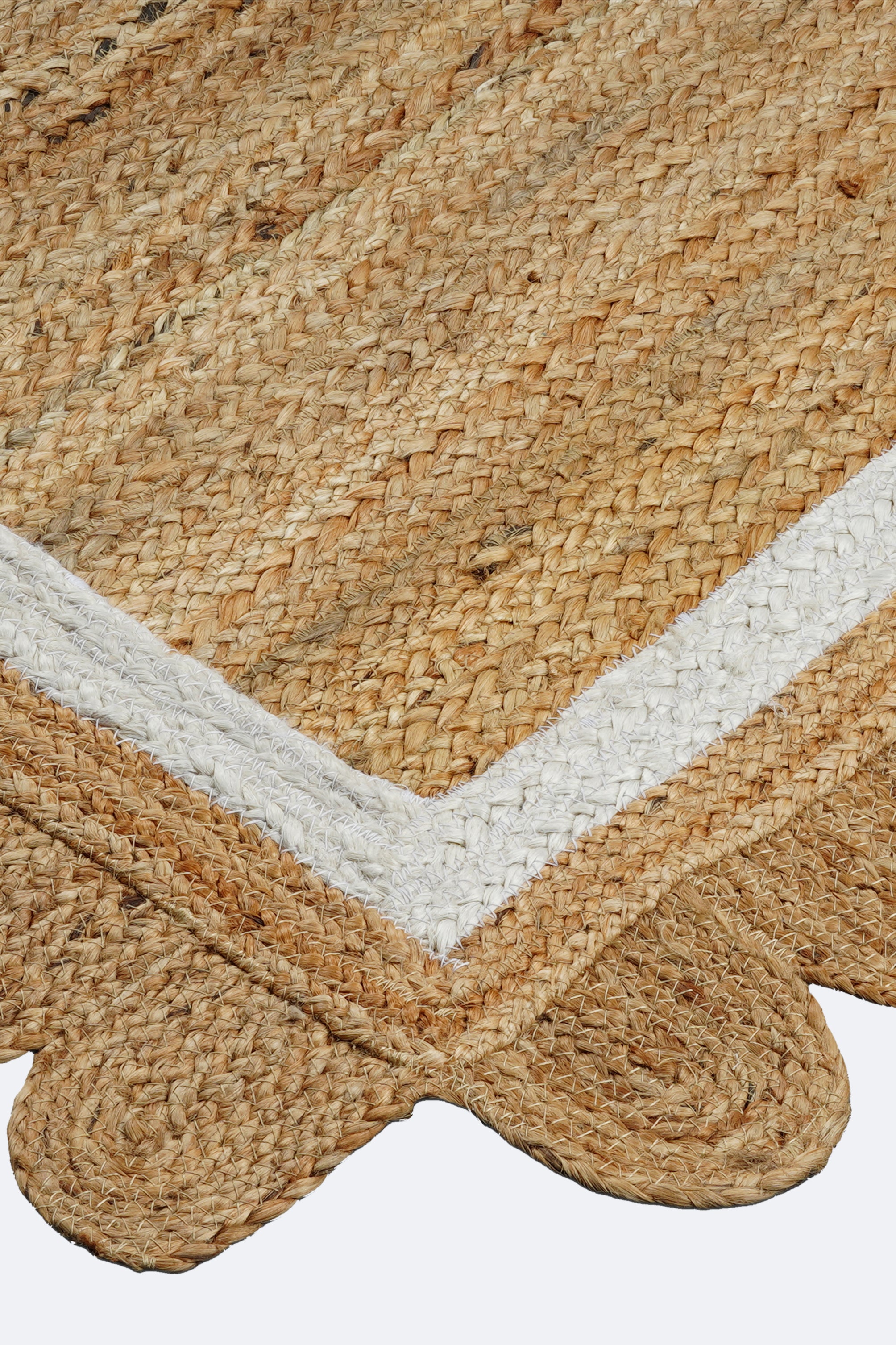 White Border Scalloped Natural Jute Rug
