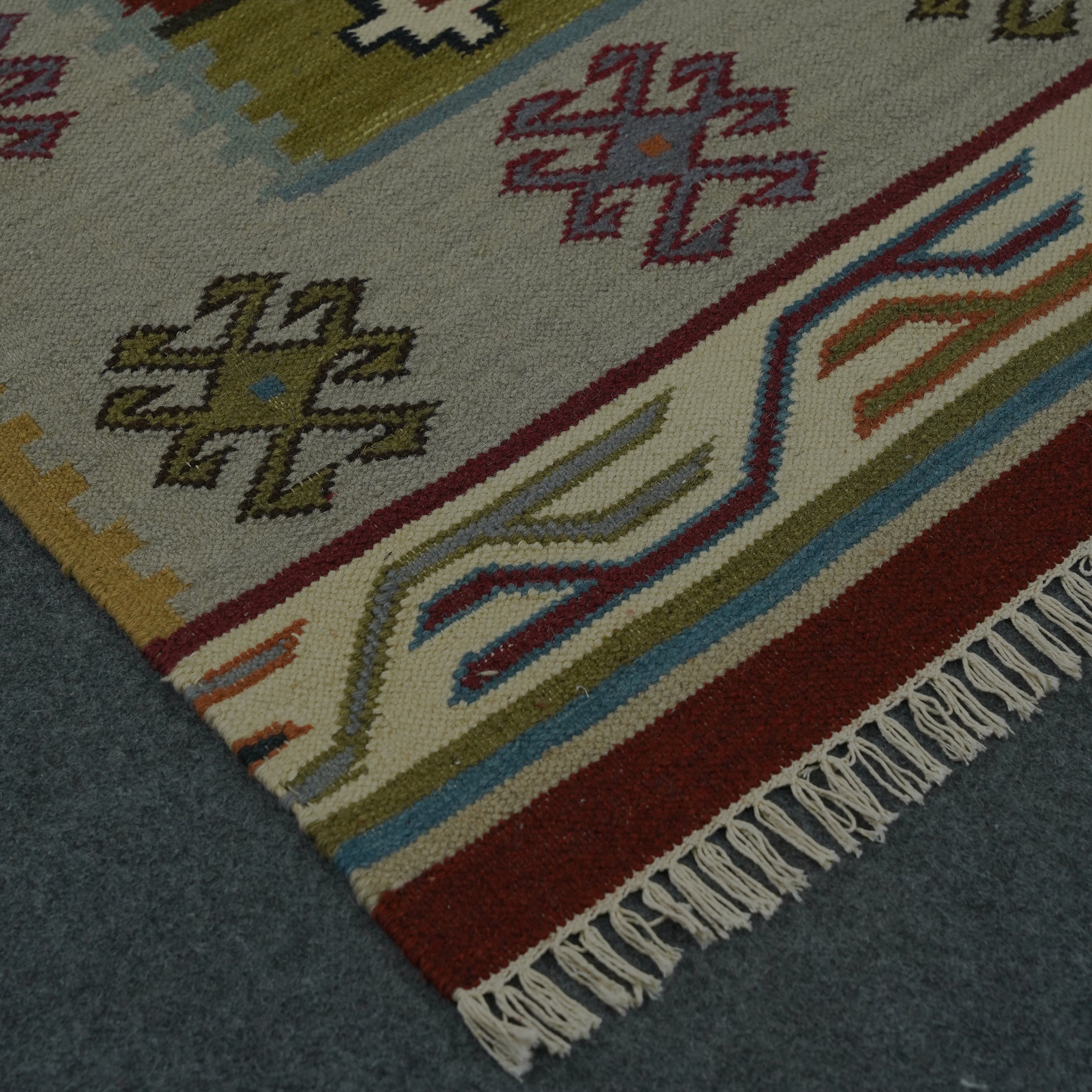 hand woven Floral rug - Wool in Brick Red and Flower Motif