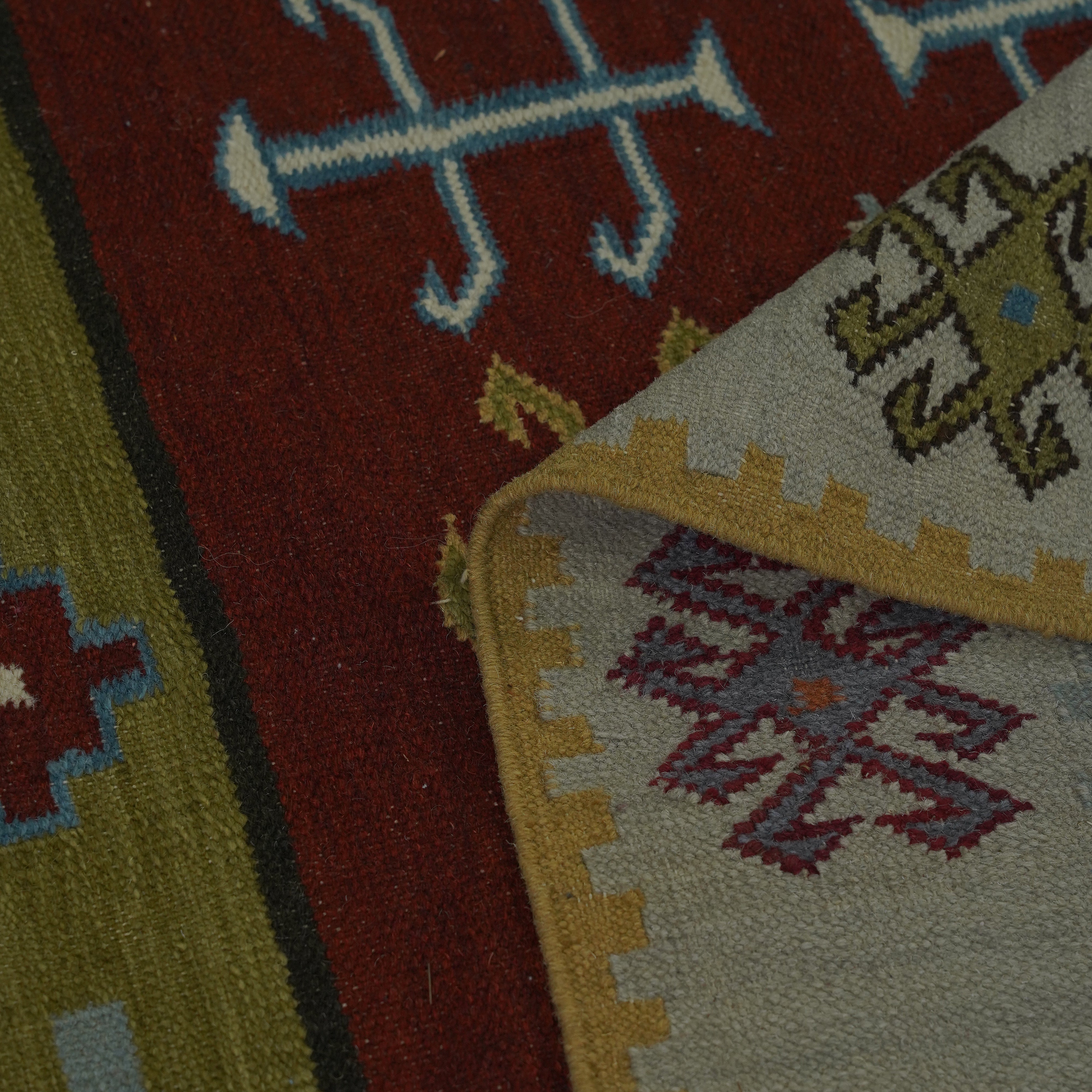 hand woven Floral rug - Wool in Brick Red and Flower Motif