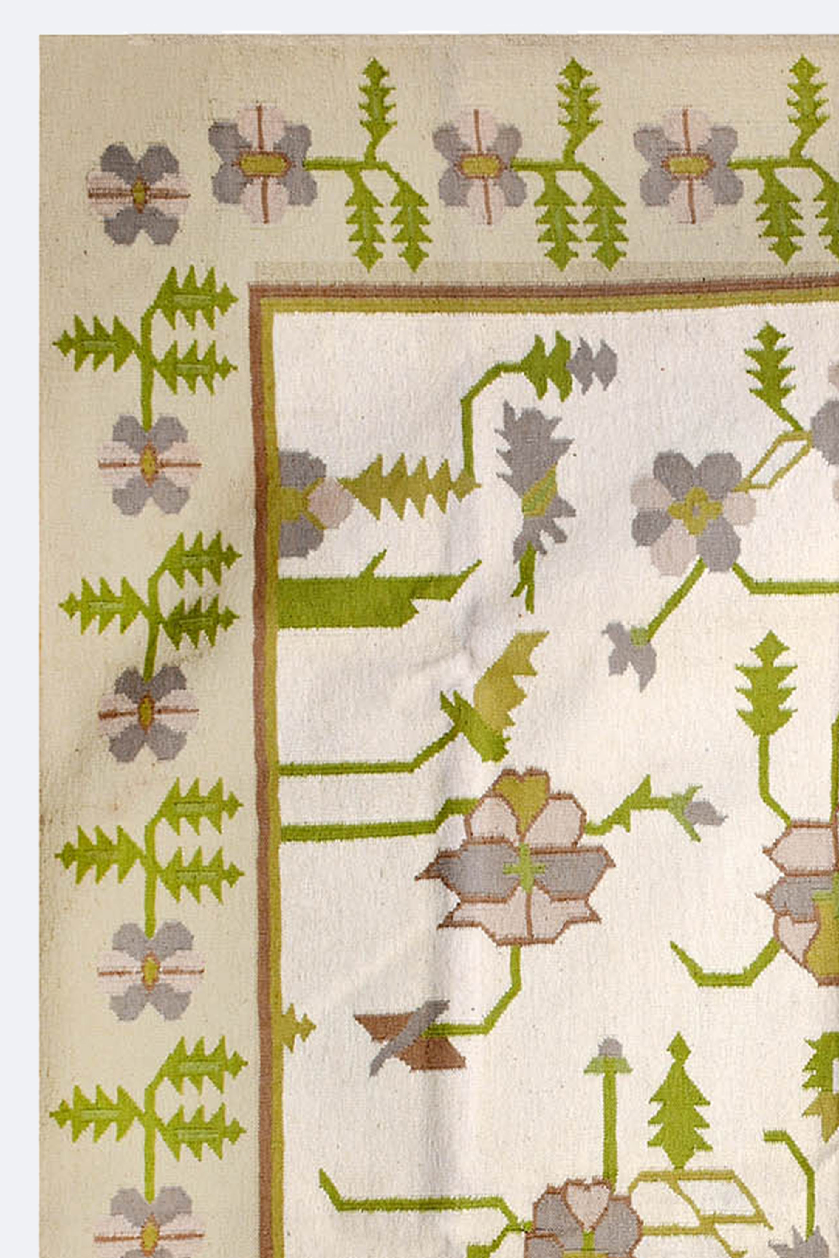 Floral Vine Reversible Wool Rug in Ivory and Green