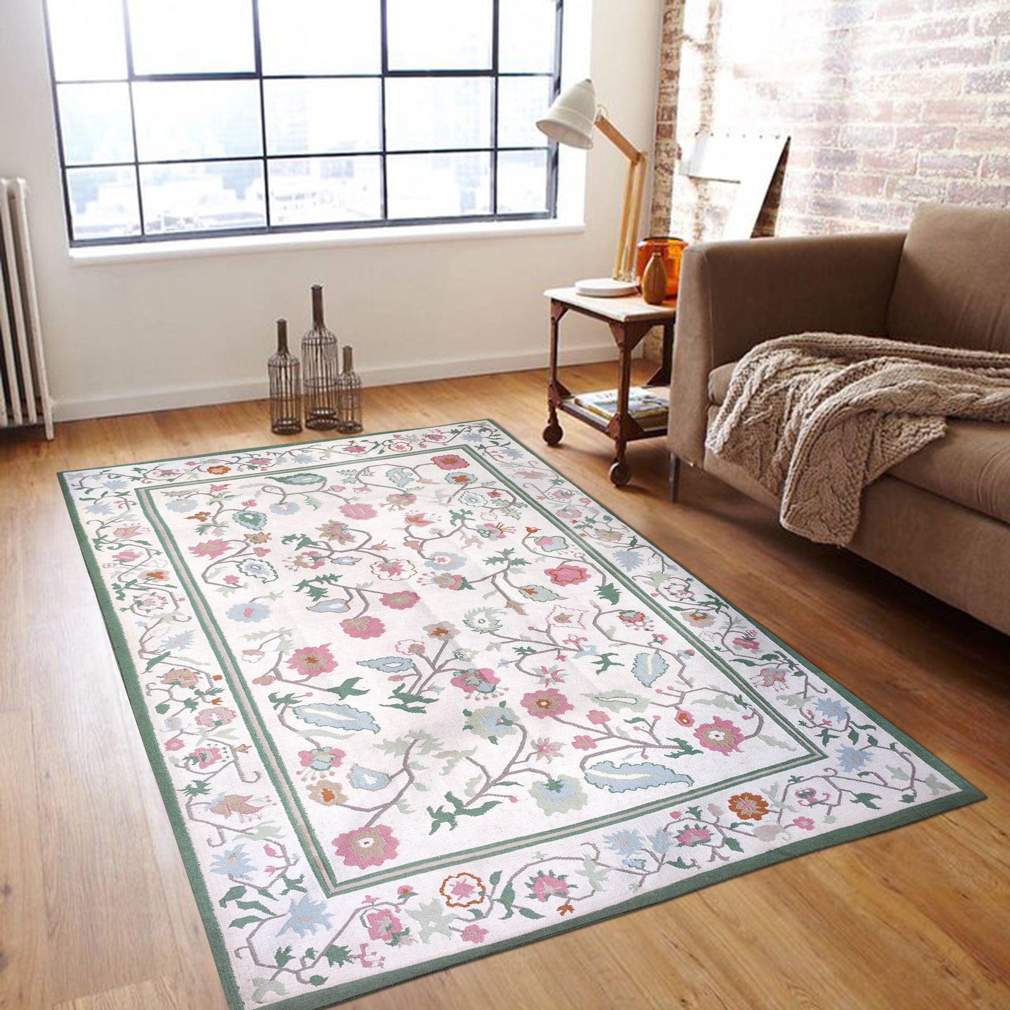hand woven Floral rug in Eathy colors - Wool