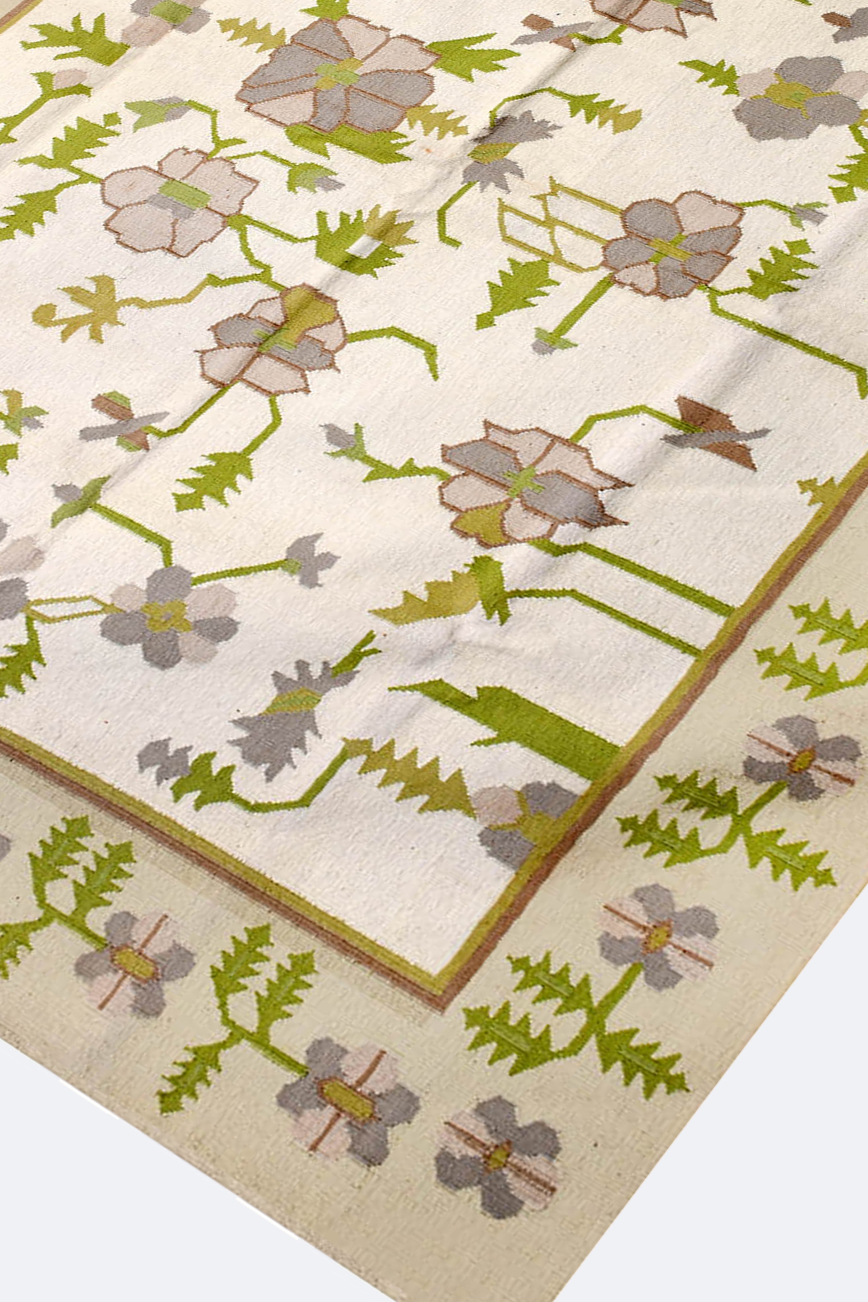 Floral Vine Reversible Wool Rug in Ivory and Green