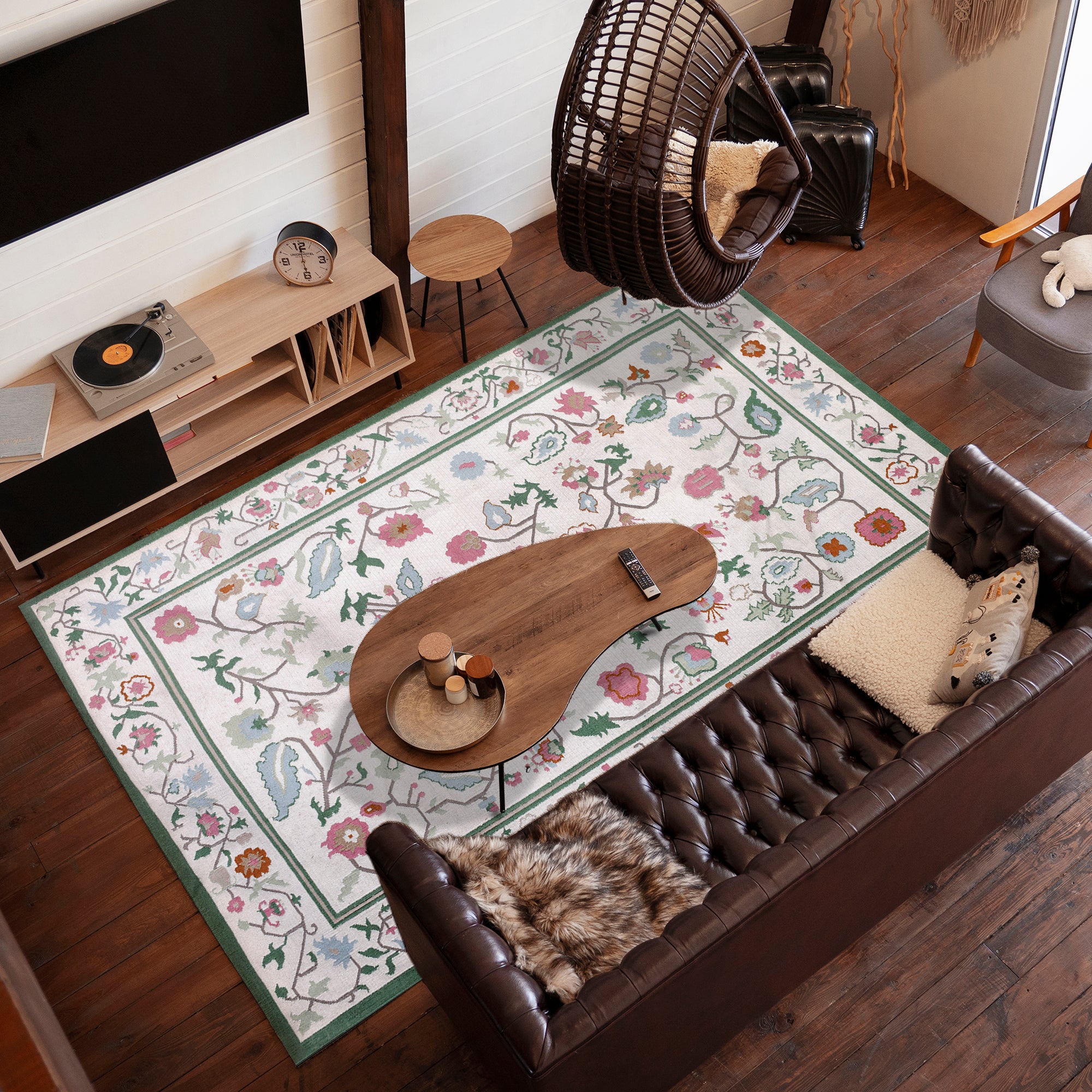 hand woven Floral rug in Eathy colors - Wool