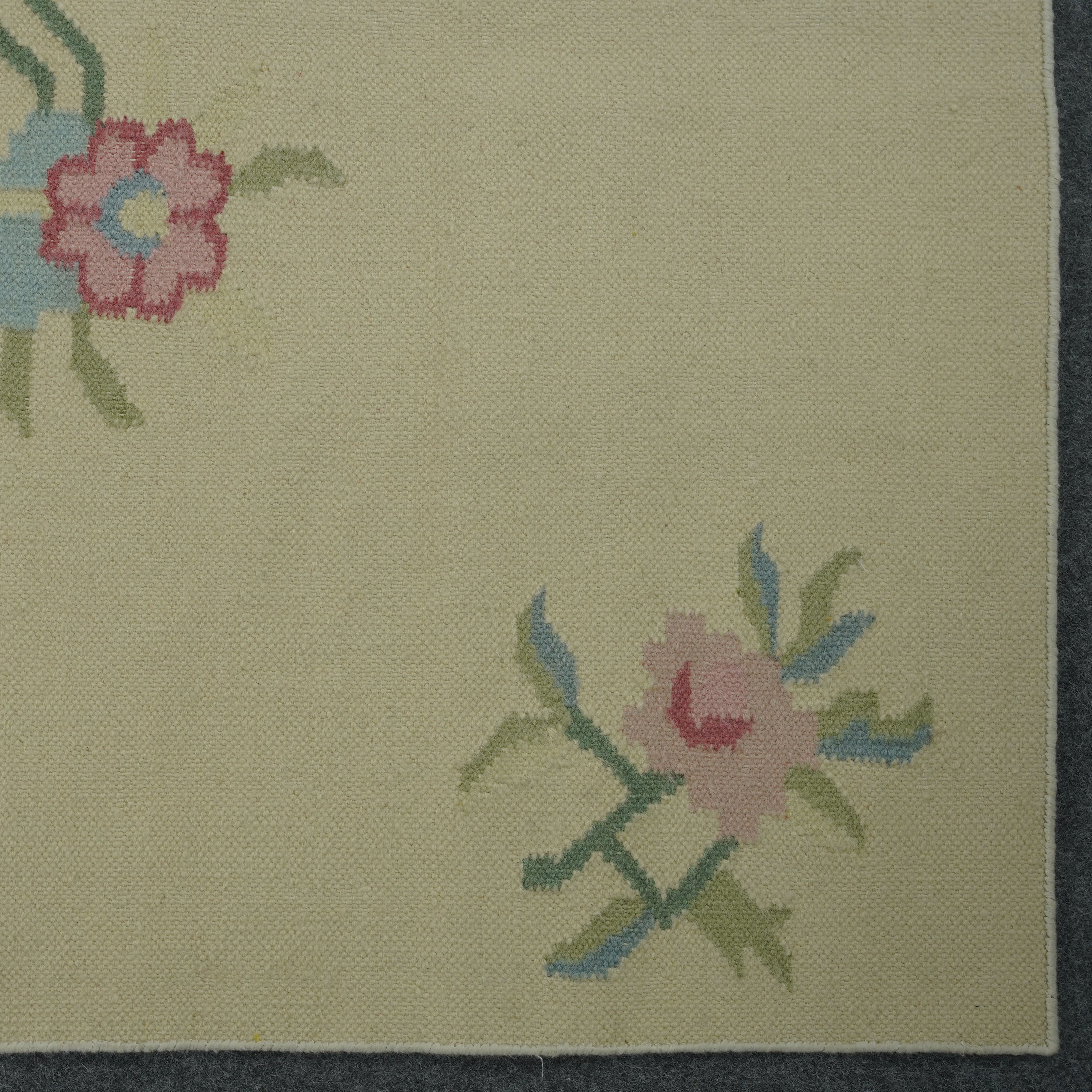 Handwoven Floral Rug in Multicolor for Soft interiors in Wool