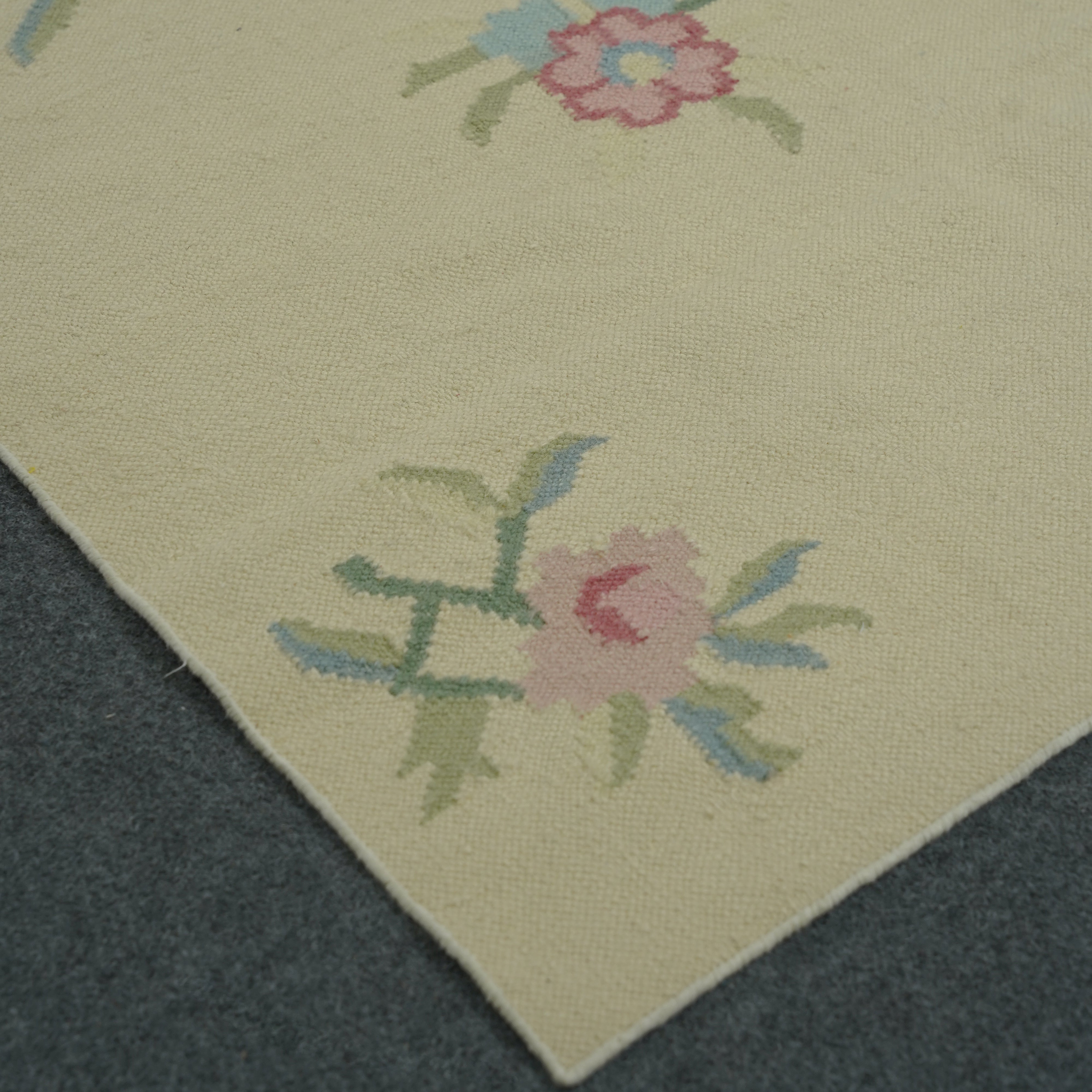 Handwoven Floral Rug in Multicolor for Soft interiors in Wool