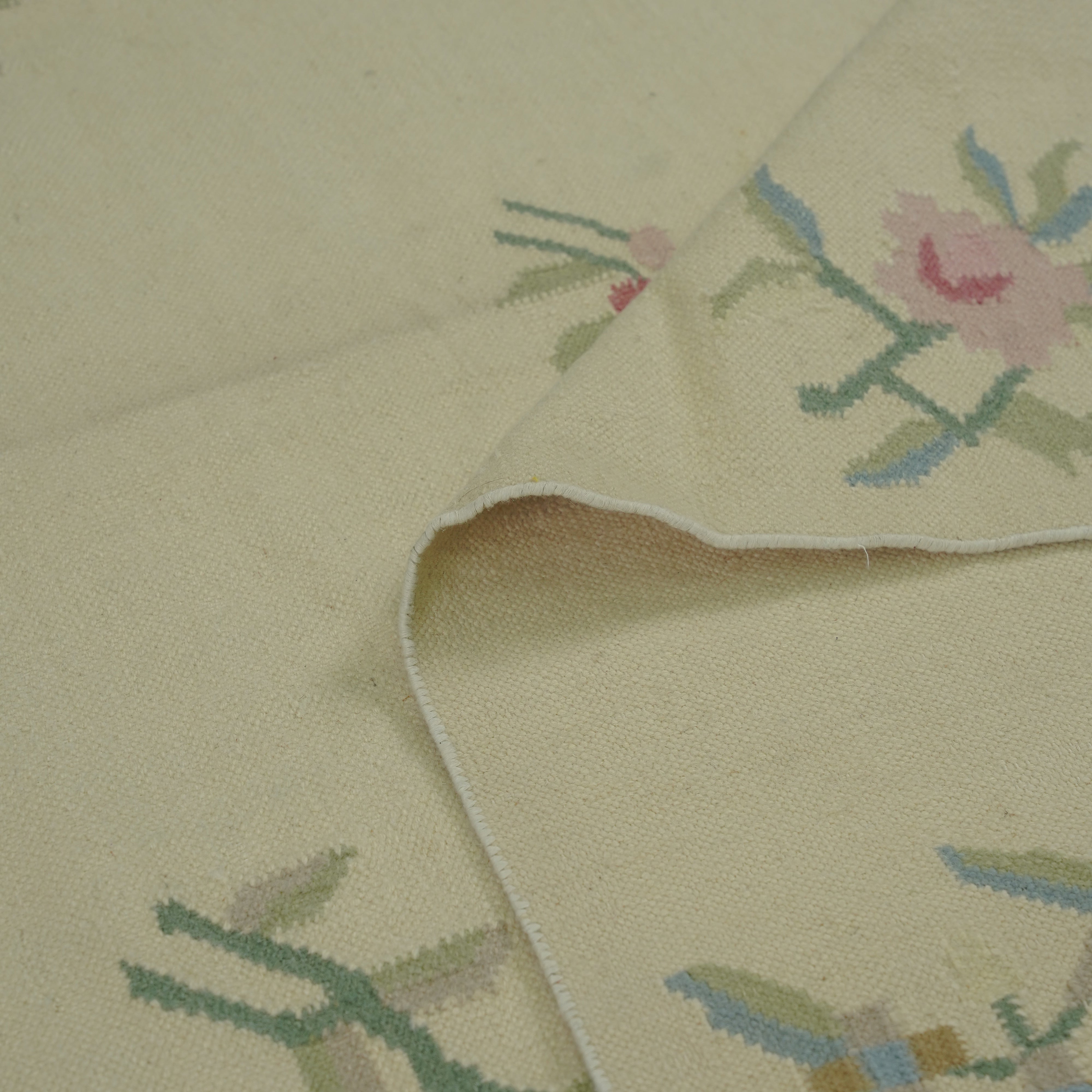 Handwoven Floral Rug in Multicolor for Soft interiors in Wool