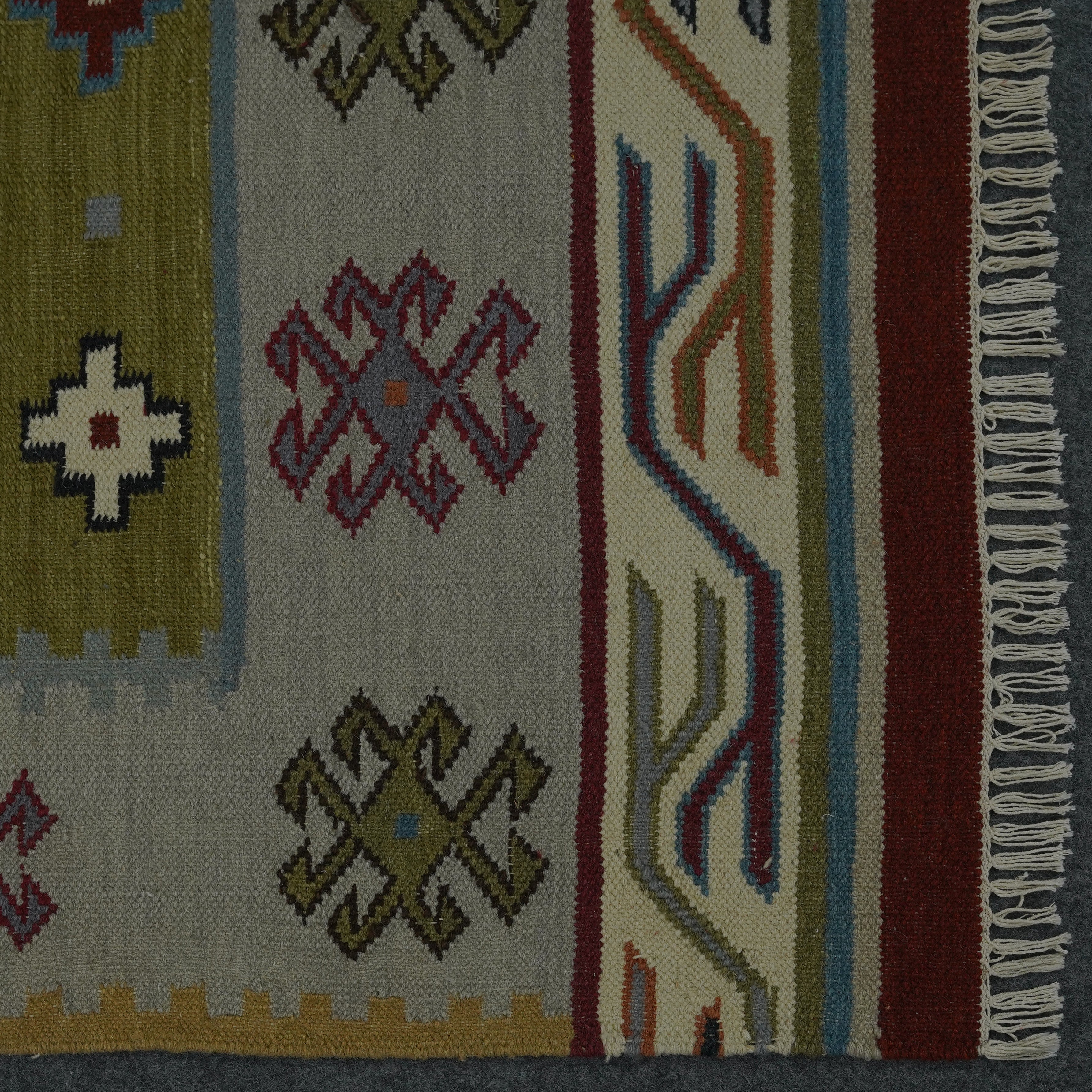 hand woven Floral rug - Wool in Brick Red and Flower Motif